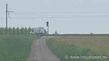 Auto knalt tegen seinpaal in doodlopende straat in Velm