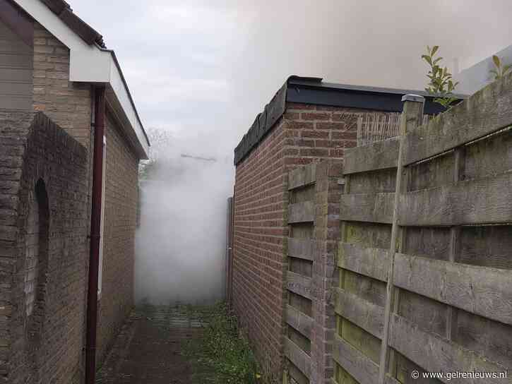 Felle brand verwoest schuur achter woning, oorzaak wordt onderzocht