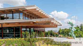 VenhoevenCS ontwerpt zwembad met houten draagconstructie dat zich letterlijk opent naar park