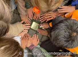 Leerlingen poetsen struikelstenen ter nagedachtenis aan Joodse slachtoffers