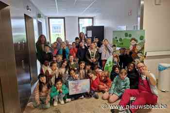 Leerlingen De Toermalijn schenken cheque aan de Mediclowns