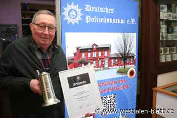 Vater des Polizeimuseums nimmt seinen Tschako