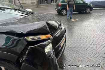 Voertuig eindigt na ongeval tegen gevel van winkel in stadscentrum