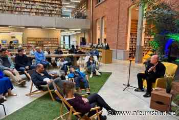 Bibliotheek verwent lezers met verhalen, koffie en kaneelgebakjes