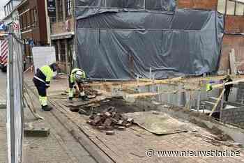 Vrachtwagen raakt waterleiding aan nieuwbouwwerf: “Water loopt in de kelder”