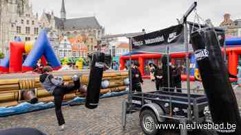 Buurtsport trekt erop uit met Boksmobiel en tweedehandswinkel: “Nog meer jongeren aan het sporten krijgen”