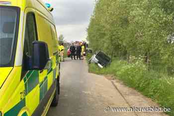 Man rijdt zich vast in gracht maar raakt niet gewond
