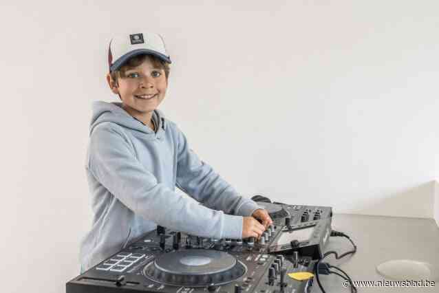 Hij is nog te jong om er binnen te mogen, toch zorgde Mauro (11) al voor opwarmer voor festival: “Ooit wil ik er zelf draaien”