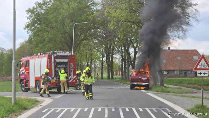 Auto volledig uitgebrand, ook lagen er gasflessen in de auto