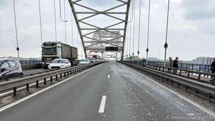 Merwedebrug ligt bezaaid met glas, ruim twee uur vertraging