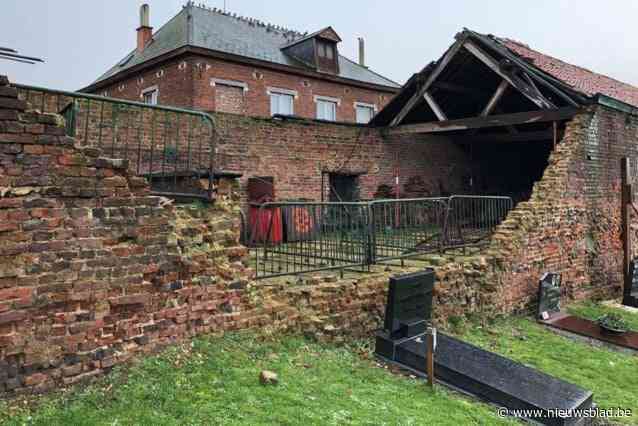Gemeente blij met Vlaams geld voor werken aan kerkhofmuur, maar procedure voor ingestort deel loopt nog altijd: “Eigenaars gingen in beroep”