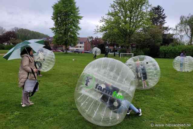 Ondanks de regen blijft bubbelvoetbal populair tijdens buitenspeeldag