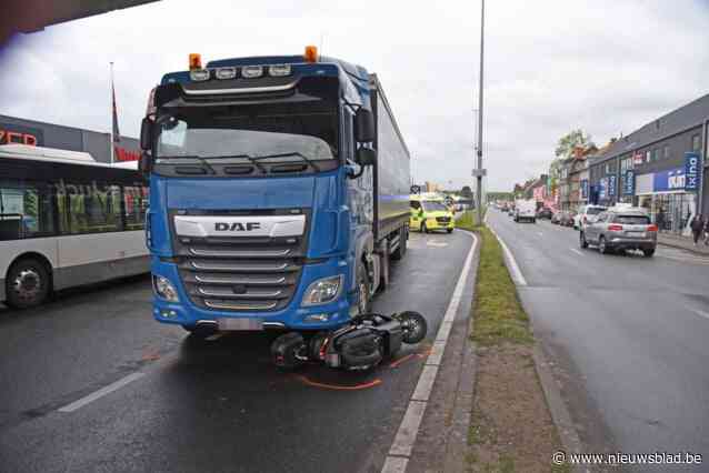 Overstekende bromfietsster botst met vrachtwagen en raakt zwaargewond