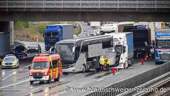 Lkw fährt in Reisebus – sechs Verletzte bei Unfall auf A2 bei Hannover