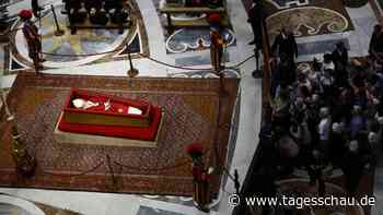 Tausende Gläubige wollen Abschied von totem Papst Franziskus nehmen