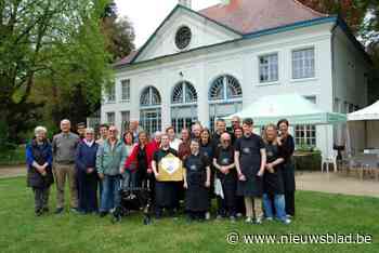 Inclusieve bediening in De Orangerie Hof ter Saksen om eigen tuin aan te leggen: “Zo voelen ze dat ze echt iets bijdragen aan de maatschappij”