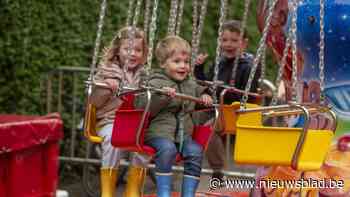IN BEELD. Buiten spelen aan het fort, binnen voorlezen in de shelter
