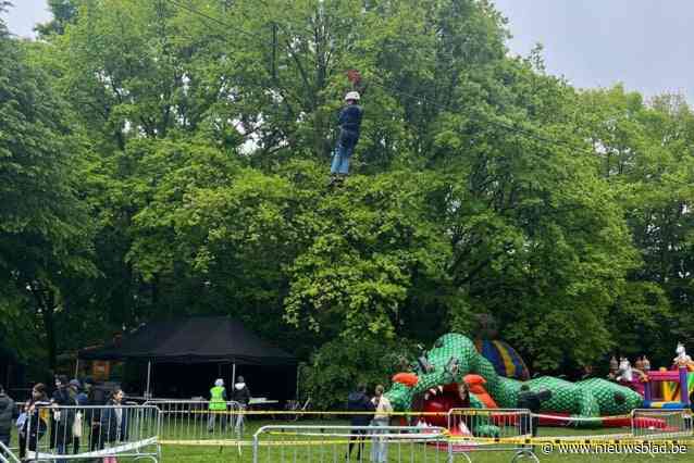 Regen houdt kinderen niet tegen op buitenspeeldag