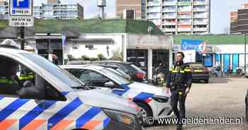 Gemaskerde tienermeis­jes zwaaien met lange messen in supermarkt en worden opgepakt in Nijmegen