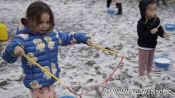 Honderden kinderen trotseren regen voor Buitenspeeldag in Laakdal: “Weer of geen weer, ze zullen eens buiten spelen!”