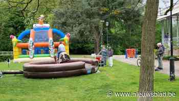 IN BEELD. Het Lintse park nodigt ook in regenweer uit om buiten te spelen
