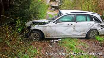 Vollsperrung nach Unfall in Neuweiler: Auto kommt von Straße ab und rutscht Hang hinab – zwei Verletzte