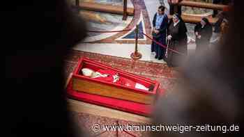 Vor Aufbahrung: Leichnam des Papstes erhielt Spezialbehandlung