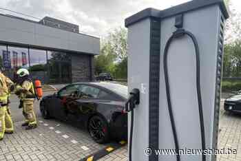 Shoppende brandweerman slaat alarm voor brandende Tesla (maar dat bleek niet nodig)