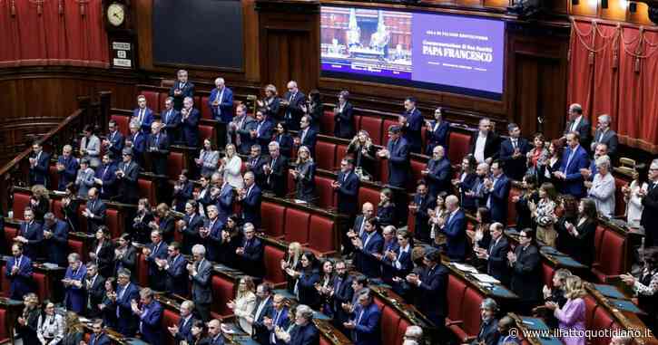 Papa Francesco, la commemorazione della politica in Aula. Conte e Schlein: “Ipocrisia, suoi appelli mai ascoltati”