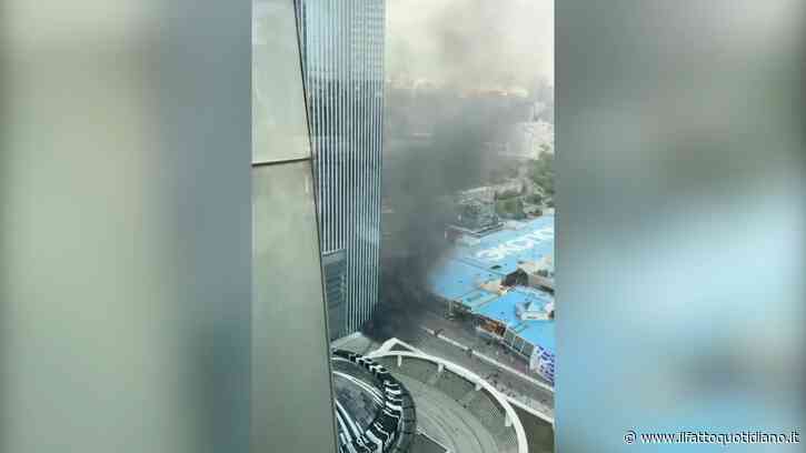 Tre esplosioni nel centro di Mosca, le fiamme e il fumo nel centro commerciale Afimall City – Video