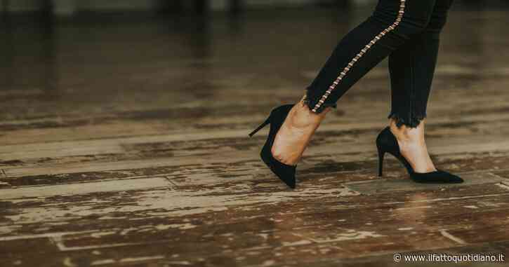 “Stato d’ansia cronica” per il rumore dei tacchi sul pavimento: condannata a risarcire diecimila euro alla vicina