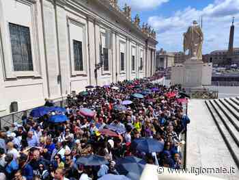 Lunghe file per papa Francesco: "Un vero esempio per tutti"