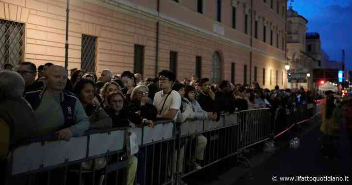 Fedeli, turisti e pure Meloni: in migliaia a San Pietro per l’omaggio a Papa Francesco