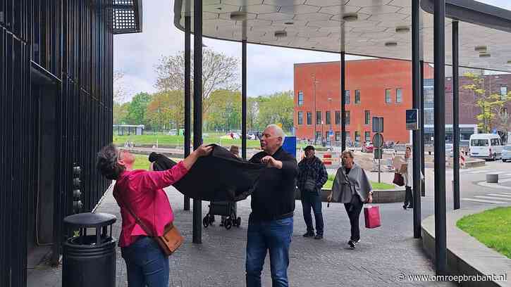 Kuikens springen van het dak, omstanders vangen ze met een jas