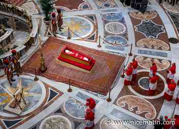 "C'est impressionnant de le voir", les fidèles affluent pour voir la dépouille du pape François à Rome