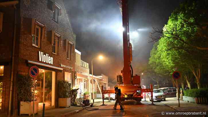 Brand in woning, bewoners vluchten over dakterras