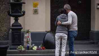 Bloemen en kaartjes neergelegd bij De Librije