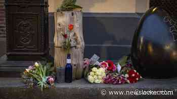 Bloemen en kaartjes neergelegd bij De Librije na overlijden Jonnie Boer