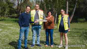 Pleisteractie Rode Kruis Wuustwezel van start: eerste pleisterpakket voor burgemeester en schepen