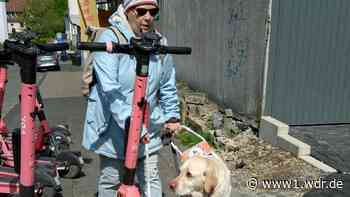 Sehbehinderte Frau stürzt über E-Scooter in Wuppertal