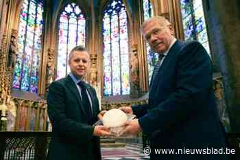 Ronald krijgt biedingen tot 3.000 euro voor pauselijk hoedje dat hij vorig jaar kon bemachtigen: “Maar ik zal nooit verkopen”