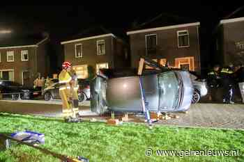 Auto belandt na aanrijding op zijkant