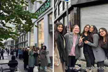 Ellenlange rij voor opening van eerste Douglas in Gent, eerste shoppers stonden er al om 5 uur: “Wij zouden eigenlijk op school moeten zijn”