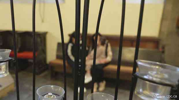 Family of 4 jailed in U.S. for weeks after Canadian border guards turned them away