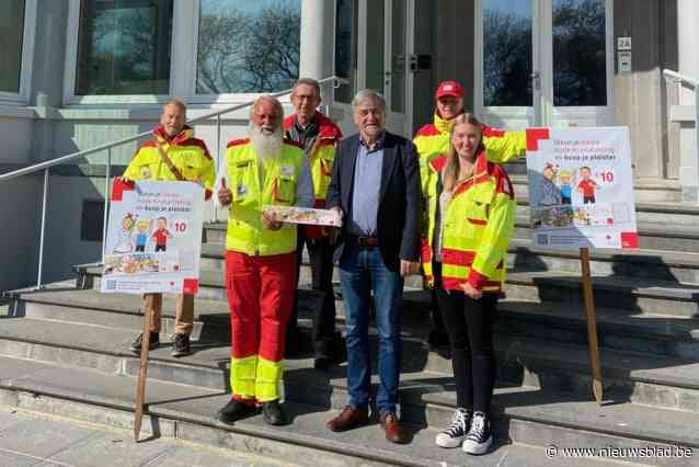 Vrijwilligers Rode Kruis overhandigen eerste sticker aan burgemeester Wilfried Vandaele