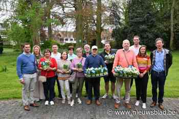 Gemeente deelt ruim 300 bloemetjes uit in woonzorgcentra