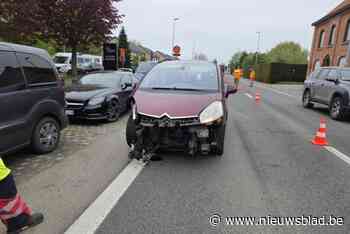 Auto botst met vrachtwagen en verliest voorbumper