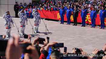 Chinas Weltraumprogramm: Drei Raumfahrer ins All gestartet