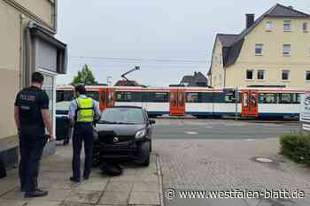 Auto und Bahn krachen in Bielefeld zusammen