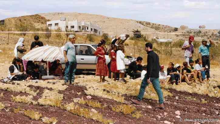 In His Show “Walking Into,” Ronen Zien Dreams About Crossing Borders